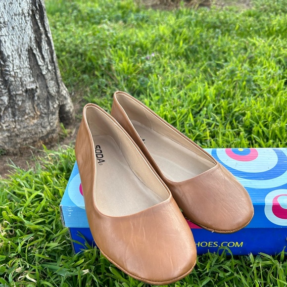 Tan Ballet Flat Shoes NWT Size 7.5 - Picture 1 of 8